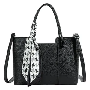Sac seau noir classique avec motif litchi et foulard en soie géométrique décoratif