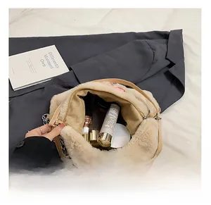 Dettaglio dell'interno della borsa tote in peluche con spazio per cosmetici e oggetti personali