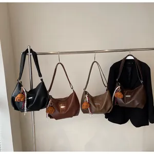 Détails des sacs à main demi-lune en cuir PU déclinés en quatre coloris neutres d'automne