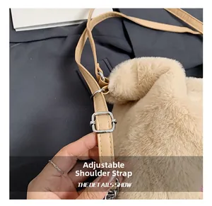 Dettaglio della tracolla regolabile in ecopelle e fibbia argentata sulla borsa di peluche
