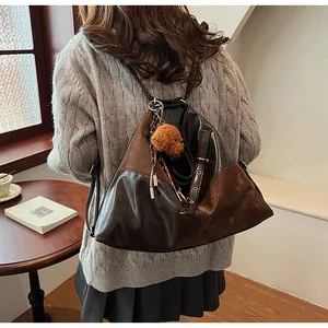 Détail du grand sac cabas patchwork marron avec sangles réglables et breloque ours en peluche