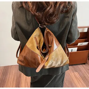 Vue arrière d'un sac à dos géométrique en cuir vintage marron et kaki bicolore