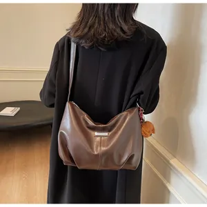 Sac hobo en cuir PU marron avec pendentif chiot en peluche et étiquette en métal