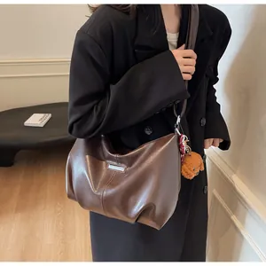 Sac fourre-tout en cuir marron avec pendentif ours en peluche et détails argentés