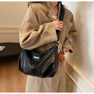 Sac fourre-tout noir en similicuir plissé avec plaque argentée et breloque ours en peluche