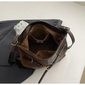 Détail intérieur du grand sac cabas avec poche zippée et doublure logotypée