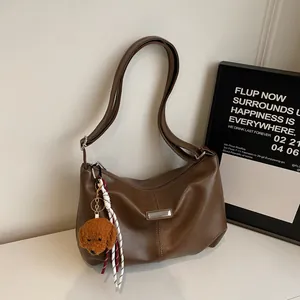 Sac Cabas de Mode en Cuir PU pour Femmes Grande Capacité Sac à Épaule Hobo Avec Pendentif Chien en Peluche pour Travail