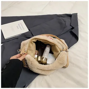 Vista interna della borsa tote in peluche con capienza per cosmetici e trucco