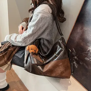 Grand sac cabas bicolore en cuir synthétique marron avec un pendentif ours en peluche