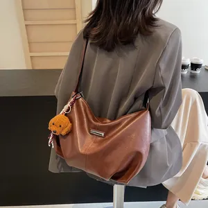 Sac hobo en cuir marron pour femme avec pendentif ours en peluche et ruban
