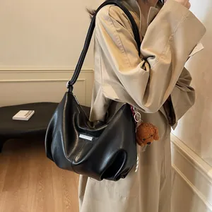 Sac à bandoulière tendance en cuir PU plissé noir avec un charmant pendentif chien