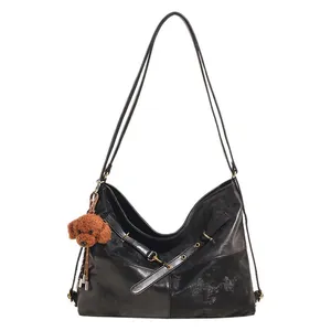 Grand sac cabas noir en cuir brillant avec pendentif chien en peluche et bandoulières