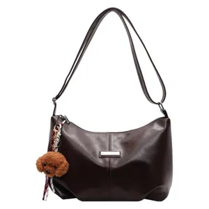 Sac à épaule rétro marron foncé en cuir PU avec boucle métallique et charme chien en peluche