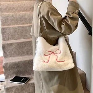 Borsa tote in peluche bianca con ricamo a fiocco rosa e tracolla a catena per autunno