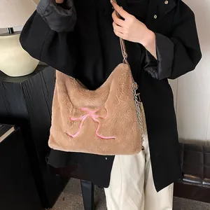 Borsa tote in peluche marrone con fiocco rosa ricamato e tracolla a catena in metallo