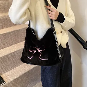 Borsa tote in peluche nero con ricamo a fiocco rosa e tracolla a catena d'argento