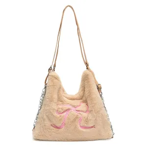 Borsa tote in ecopelliccia beige con fiocco rosa ricamato e tracolla a catena