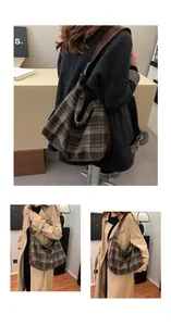 Détail du grand sac cabas à carreaux vintage avec bandoulière en cuir marron foncé