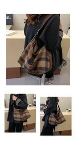 Gros plan détaillé montrant le motif à carreaux vintage et la texture du sac cabas