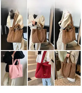 Dettagli di borse tote in peluche marrone, rosa e rosso con tracolle regolabili