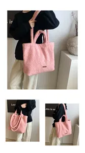 Dettaglio della borsa tote rosa in morbido peluche con trama in lana sintetica