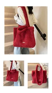 Dettaglio borsa tote in peluche bordeaux con lana d'agnello ed etichetta tessuta