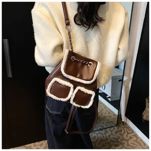 Detalle de mochila de cuero sintético marrón con ribete de felpa y bolsillos dobles