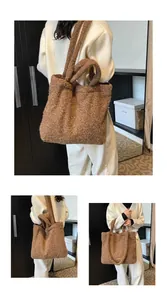 Dettaglio della borsa tote in peluche marrone con trama morbida ed etichetta