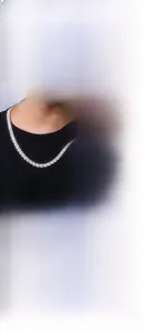 Λεπτομερής άποψη του αστραφτερού κολιέ Moissanite tennis από ασήμι 925 πάνω σε μοντέλο