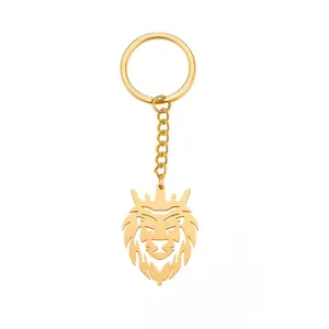 Gouden holle leeuwenkop sleutelhanger met kroondetail op een witte achtergrond