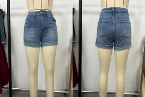 Vues détaillées avant et arrière d'un short en jean taille haute avec ourlets effilochés