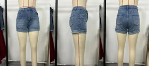 Vue détaillée du short en jean taille haute avec ourlet effiloché et délavage vintage