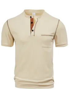 Detailaufnahme von beige Henley-Shirt mit braunen Nähten und praktischer Brusttasche