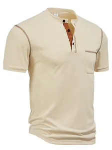 Detail eines beige Henley-Shirts mit brauner Kontrastleiste und verstärkten Taschennähten