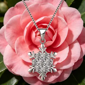 Elegante collana con ciondolo a fiocco di neve in argento S925 con pietre di zircone