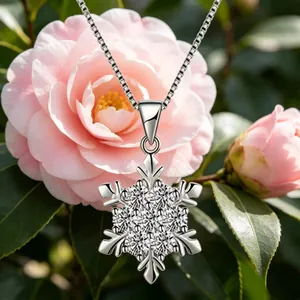 Dettaglio collana con ciondolo a fiocco di neve in argento S925 e zirconi cubici