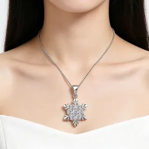 Dettaglio della collana a fiocco di neve in argento S925 con zirconi lucidi sulla pelle