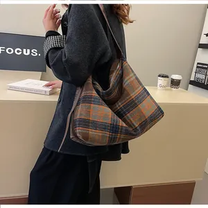 Détails du sac hobo à carreaux vintage avec grande capacité et bandoulière en cuir marron