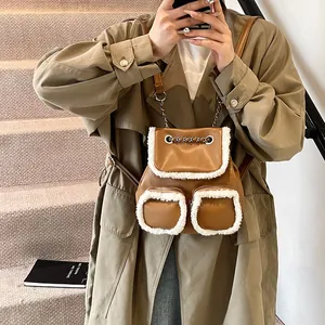 Mochila marrón de cuero sintético y forro polar blanco con bolsillos y cordón de cadena
