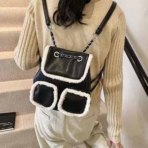 Mochila de moda en cuero negro con ribete de felpa blanca y correas de cadena suave