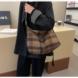 Détail du sac cabas à carreaux en laine douce avec motif écossais orange et bleu