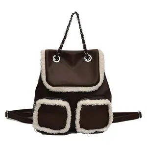 Mochila de piel sintética marrón oscuro con ribete de felpa y cadena