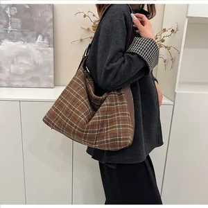 Gros plan du sac cabas à carreaux marron avec garniture en cuir et bandoulière chic