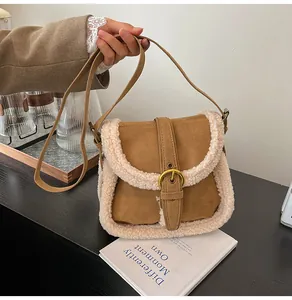 Détail du sac besace en daim marron avec bordures en imitation peau de mouton