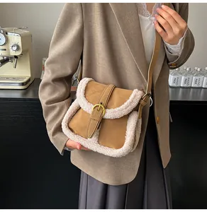 Détail d'un sac bandoulière en daim marron avec finitions en laine d'agneau blanche