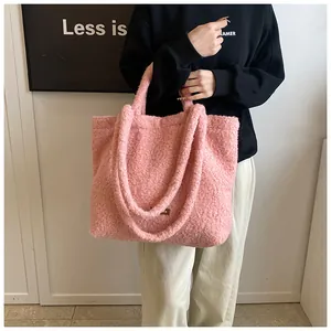 Dettaglio della borsa tote in peluche rosa con texture morbida ed etichetta in pelle