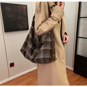 Détail du sac hobo à carreaux avec bandoulière en cuir marron et grande capacité