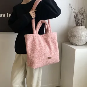 Borsa tote rosa in morbido peluche con tracolla ed etichetta in pelle in stile moderno