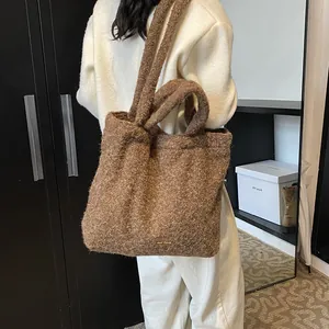 Borsa tote marrone in peluche capiente, mostrata a spalla per l'uso quotidiano ufficio