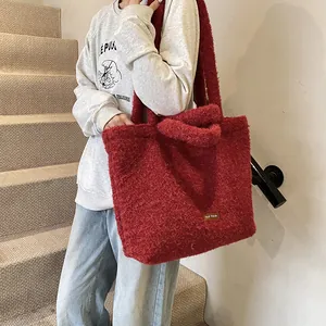 Elegante borsa tote in peluche rossa, trama soffice, grande borsa a spalla da donna